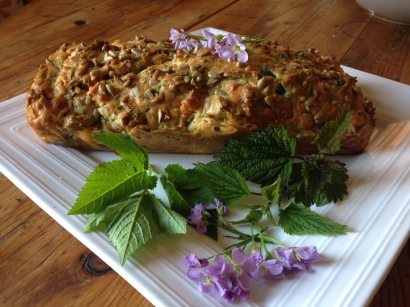 Cake aux orties, aegopode et fleurs de cardamine
